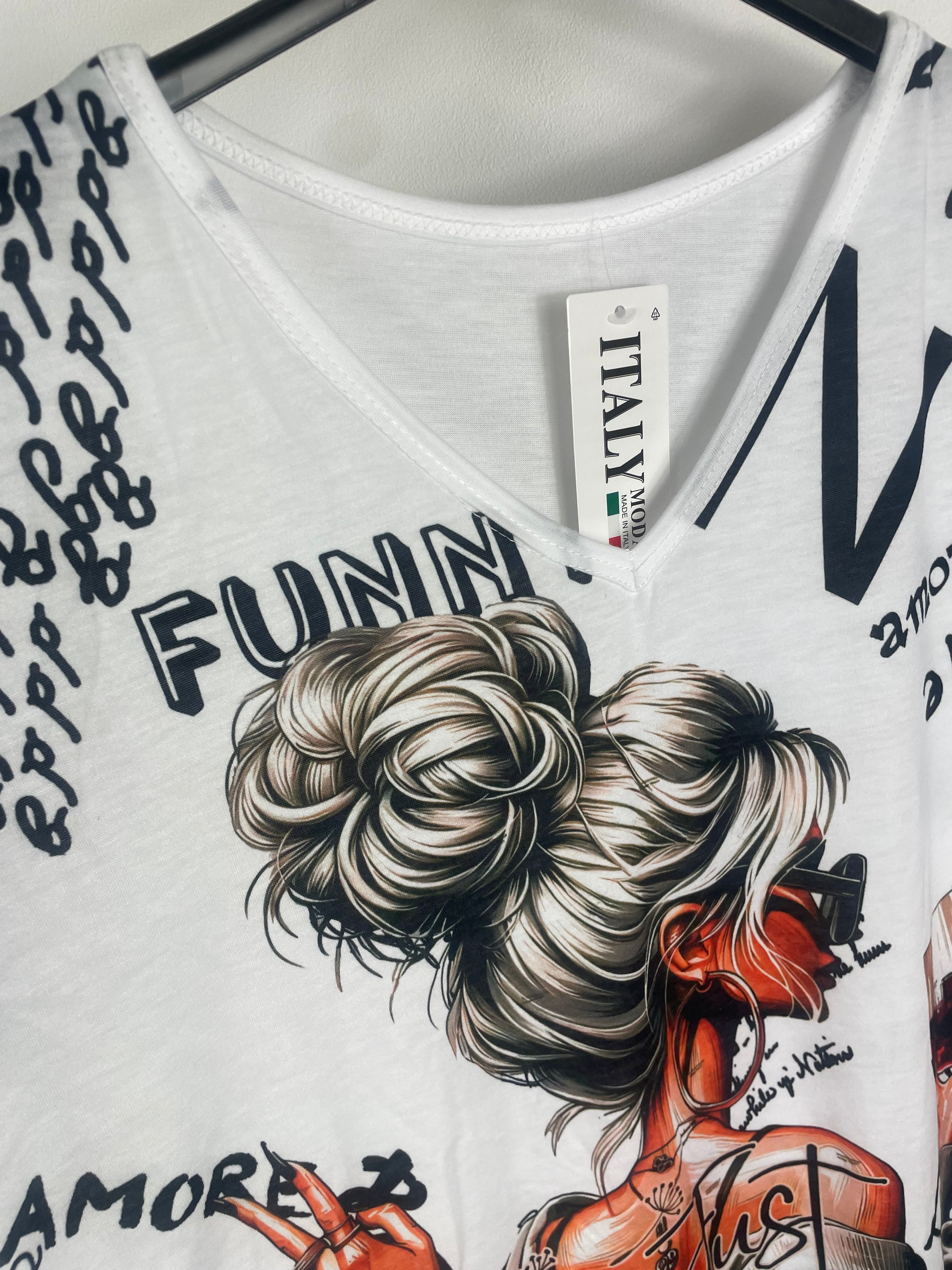 Détails col et motif tee shirt girl sur cintre
