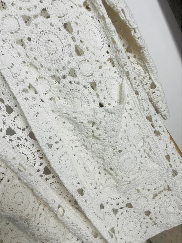 Détail du motif crochet dentelle d’un gilet blanc style bohème chic