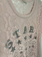 Détail dentelle sur t-shirt rose poudré femme Made in Italy