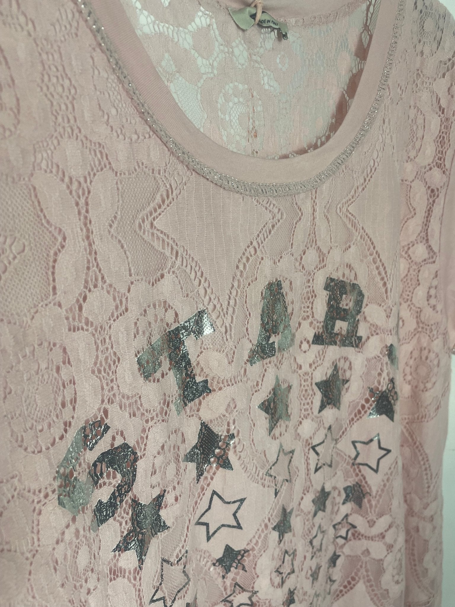 Détail dentelle sur t-shirt rose poudré femme Made in Italy