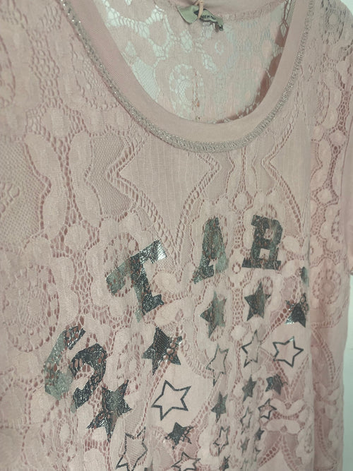 Détail dentelle sur t-shirt rose poudré femme Made in Italy