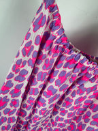 Détail de l’encolure élastiquée sur robe femme en gaze de coton