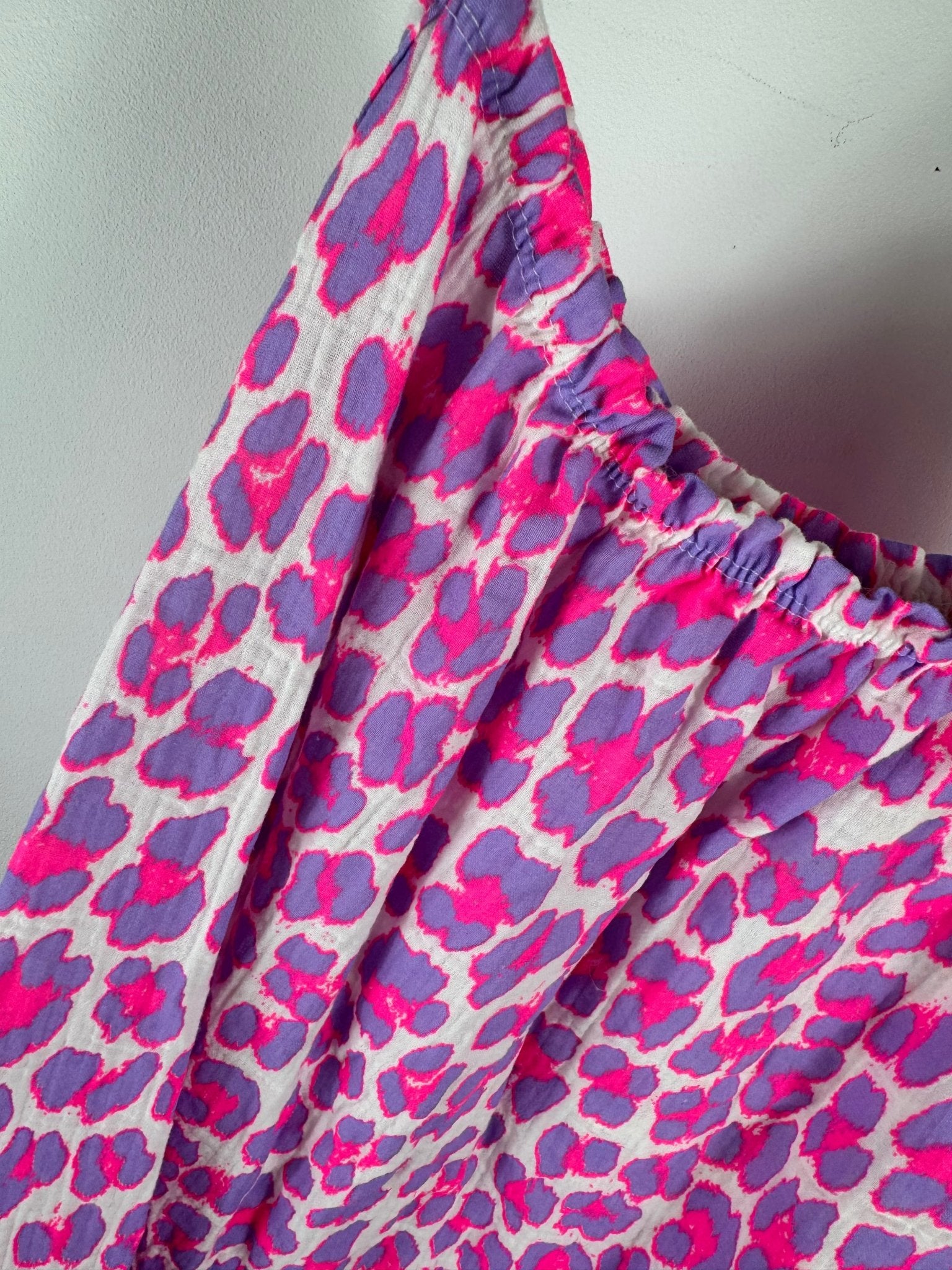 Détail de l’encolure élastiquée sur robe femme en gaze de coton