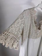 Détail de la manche en dentelle ajourée sur tunique bohème écru femme