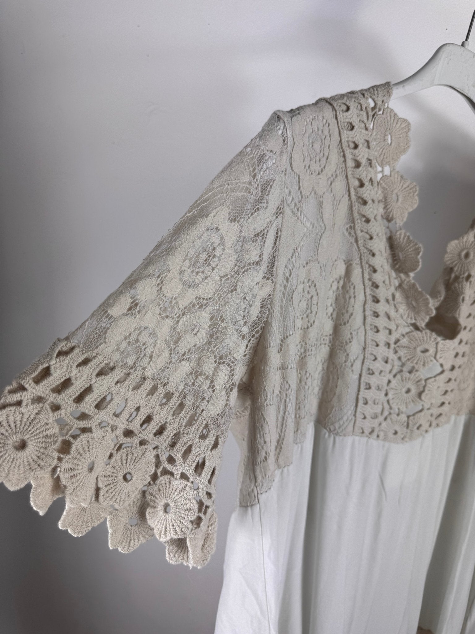 Détail de la manche en dentelle ajourée sur tunique bohème écru femme