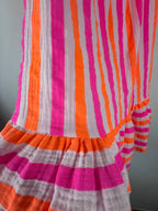 Détail matière gaze de coton, robe fluo 