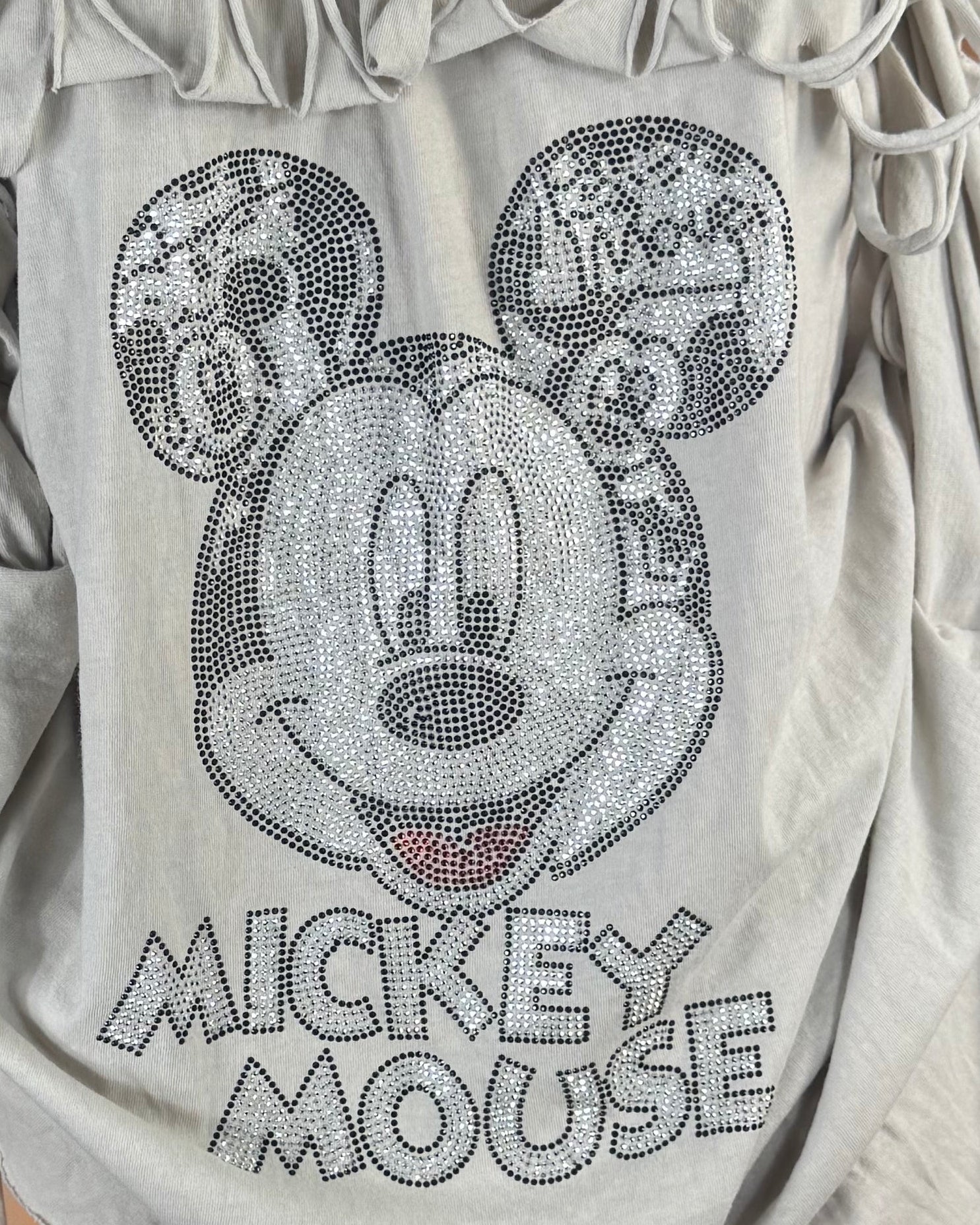 Détail du motif Mickey en strass sur tunique femme en coton