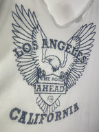 Détail du motif délavé Los Angeles California sur tee-shirt femme en coton