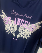 Détail du motif Los Angeles avec ailes et petits cœurs sur t-shirt femme marine