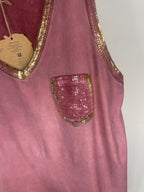 Détail de la poche à sequins dorée sur le débardeur lie de vin femme