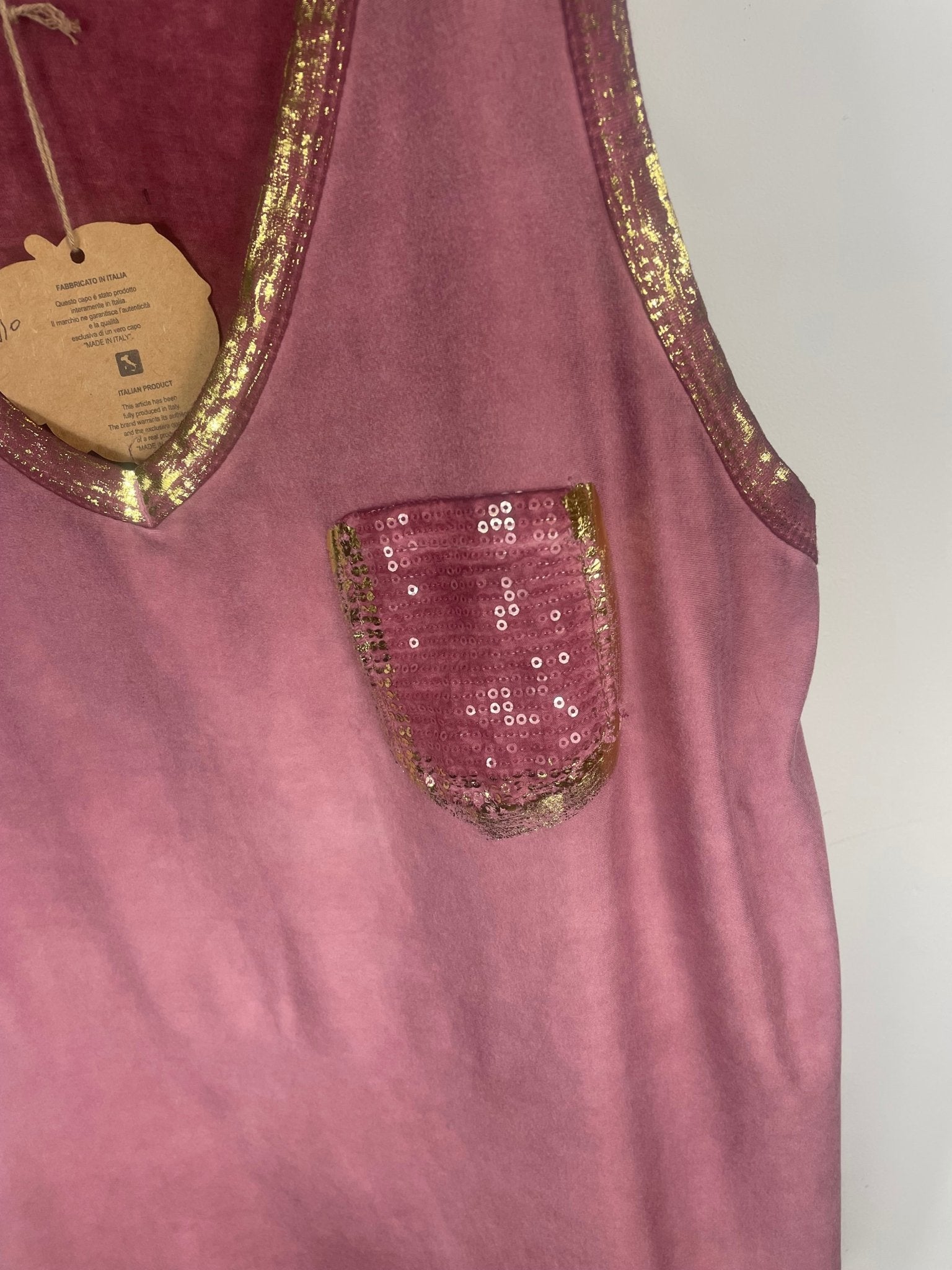 Détail de la poche à sequins dorée sur le débardeur lie de vin femme