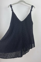 Détail du top crochet doublé femme avec bretelles fantaisie