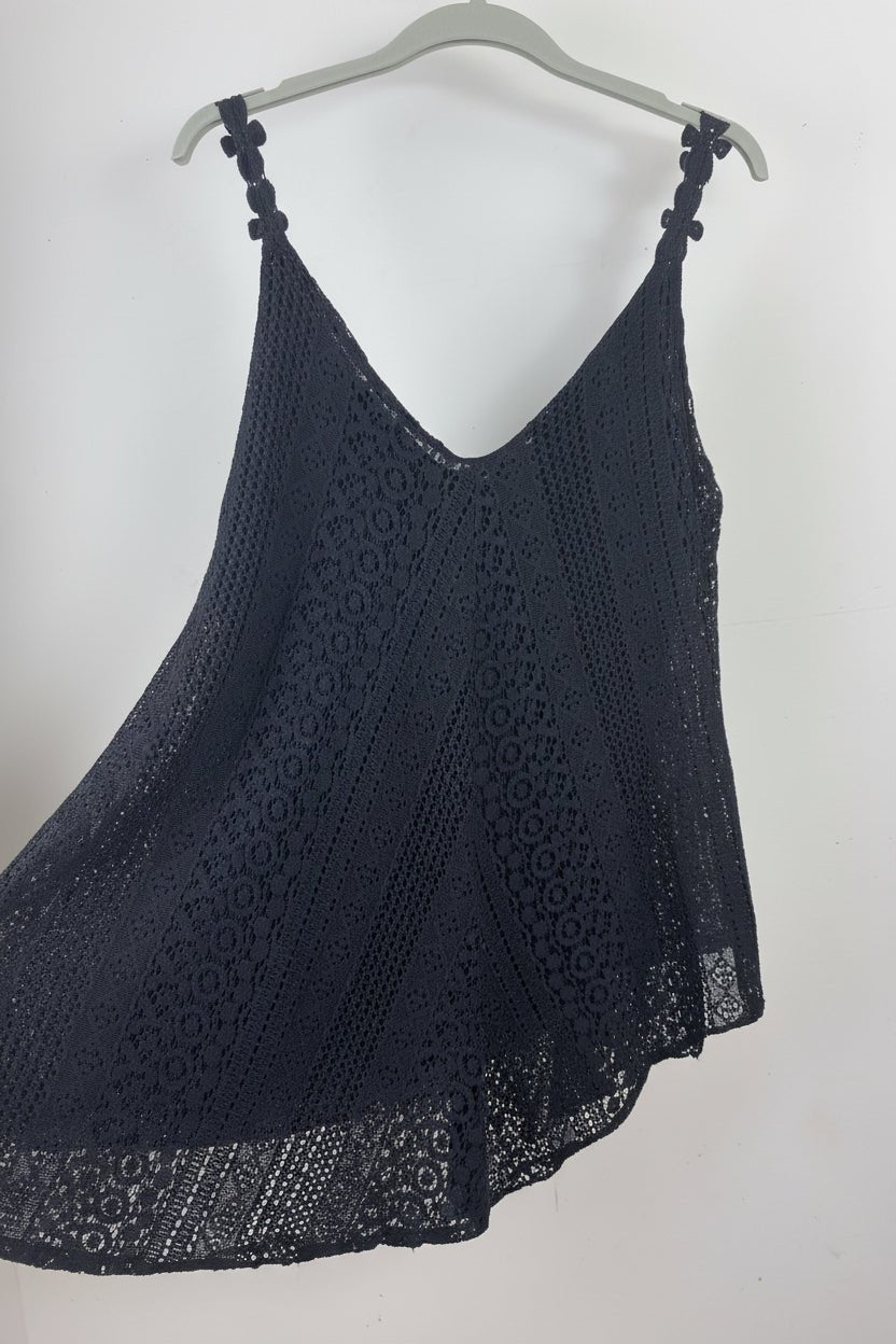 Détail du top crochet doublé femme avec bretelles fantaisie