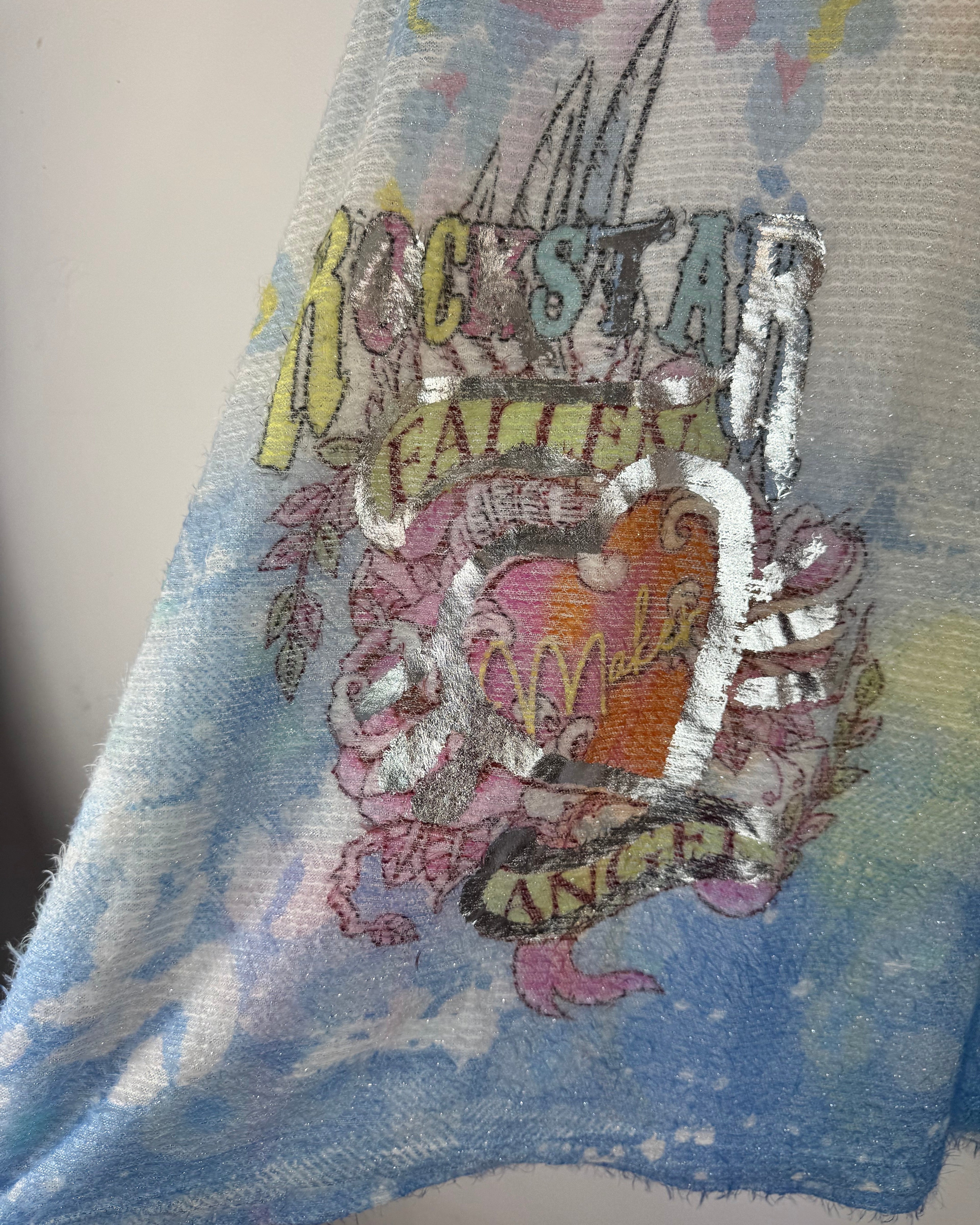 Détail du pull femme Rockstar Love avec col V, maille scintillante et finition façon dentelle