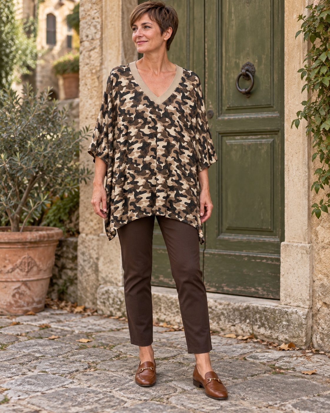 Pull Doria beige porté, vue en pied — mise en scène générée par IA.