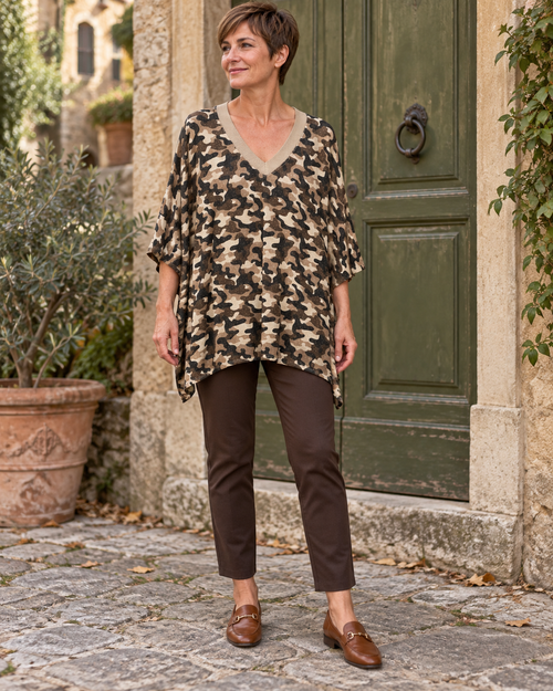 Pull Doria beige porté, vue en pied — mise en scène générée par IA.
