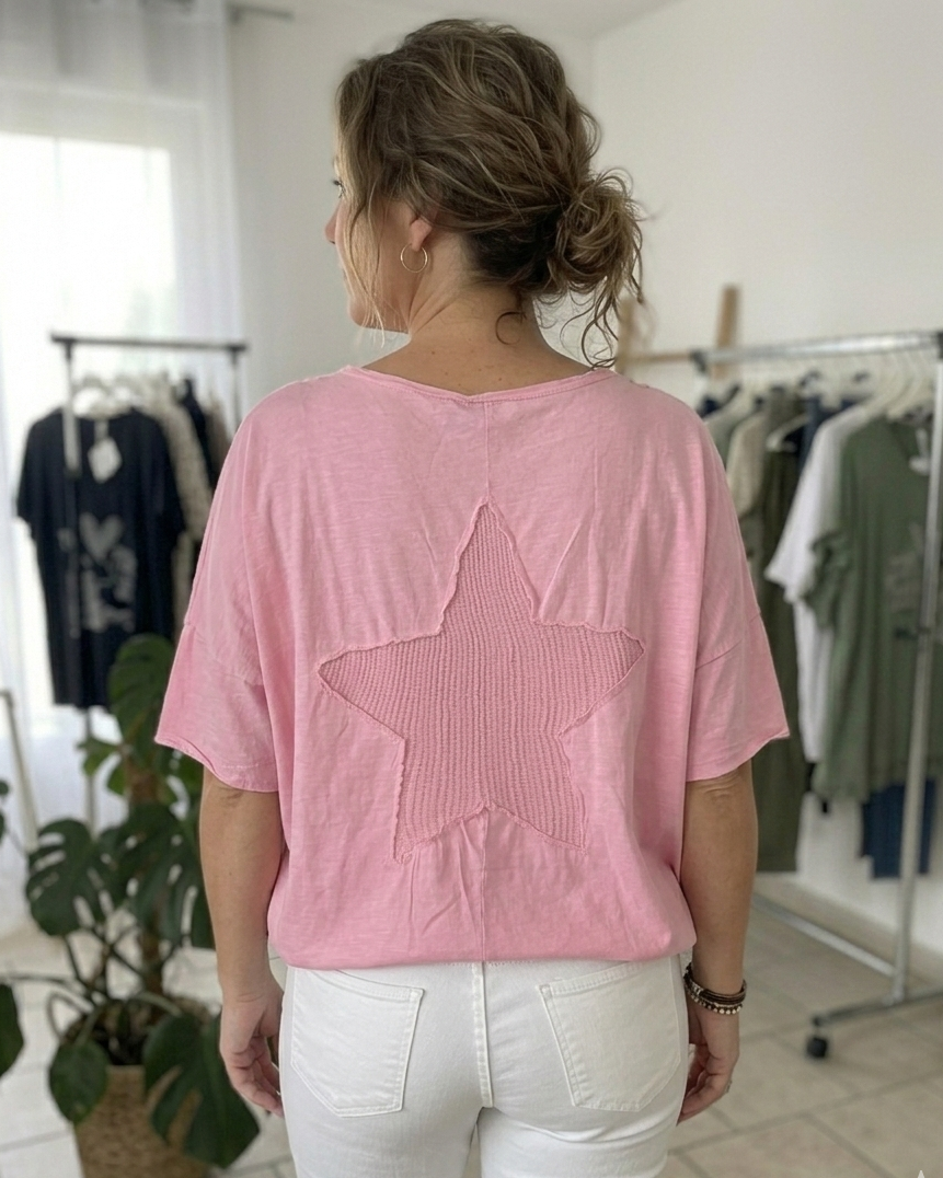 Vue de dos du tee-shirt grande taille rose : grande étoile en maille effilochée style roots