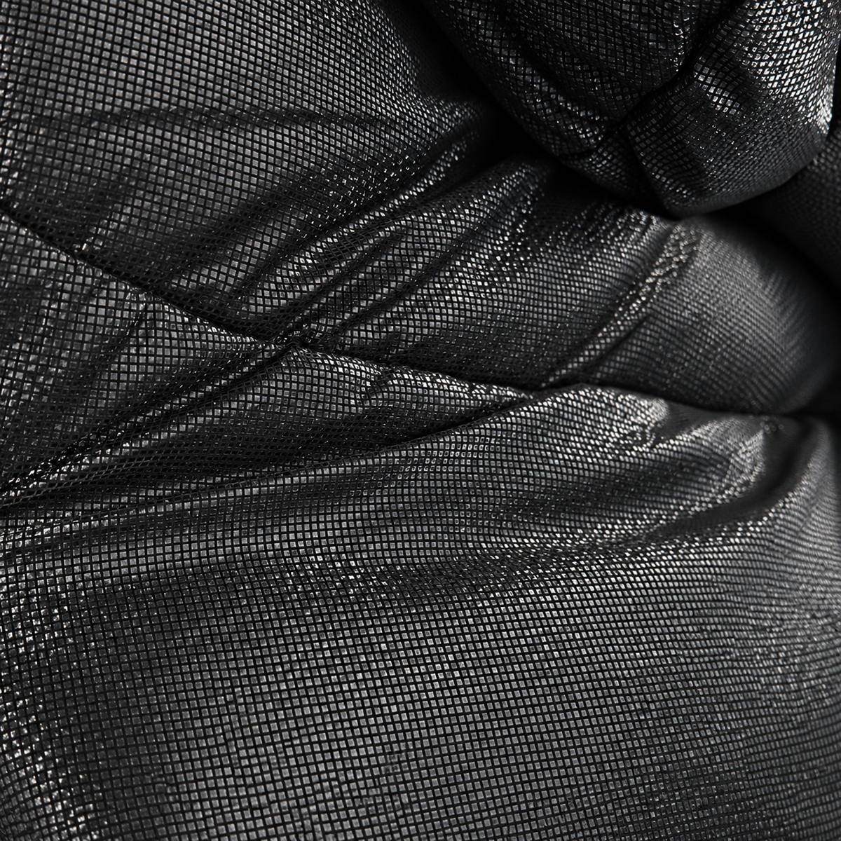 Gros plan retouché du tissu noir irisé, avec sa fine texture quadrillée et le matelassage de la doudoune