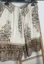 Tenue légère bohème en beige pour l'été, caraco fluide et short assorti, parfait pour les vacances