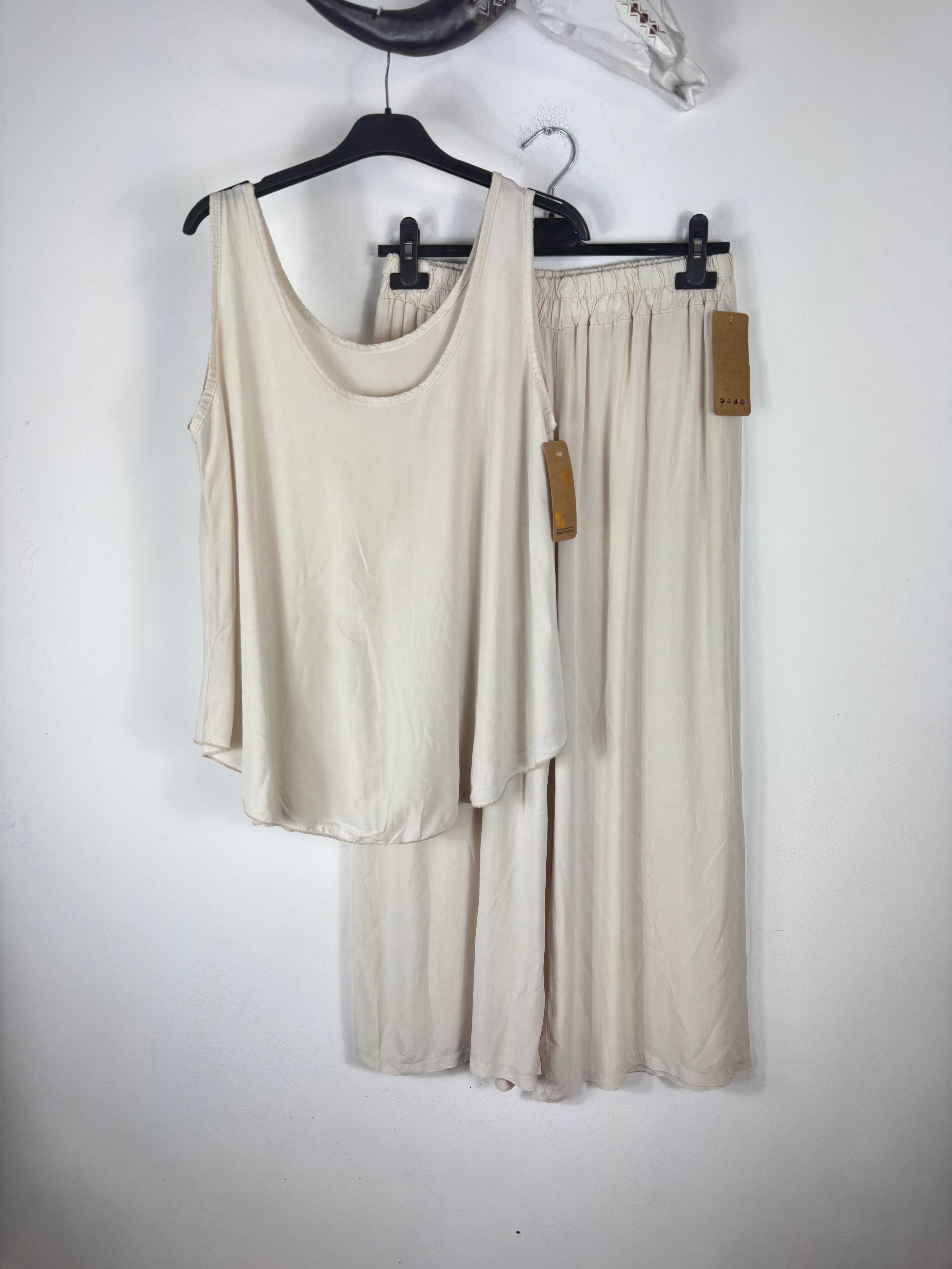 Ensemble fluide femme Made in Italy avec pantalon jambes larges et débardeur trapèze vue sur cintre couleur beige