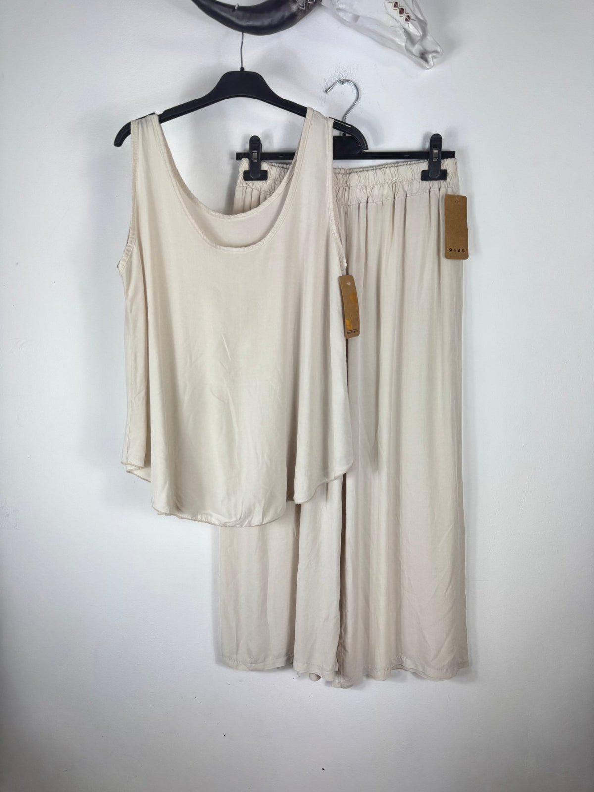 Ensemble Léa beige en viscose, vue sur cintre