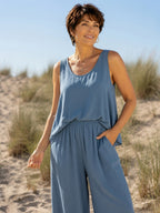 Ensemble femme Léa en viscose composé d'un débardeur ample et d'un pantalon fluide bleu jean vue porté