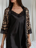 Ensemble léopard satiné avec nuisette et peignoir coordonnés