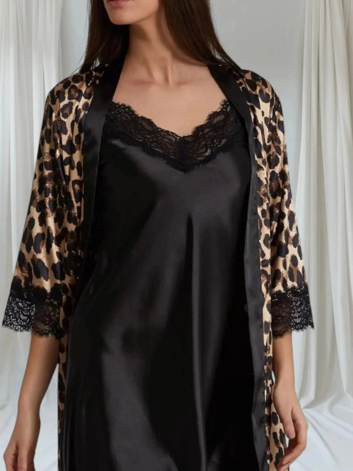 Ensemble léopard satiné avec nuisette et peignoir coordonnés
