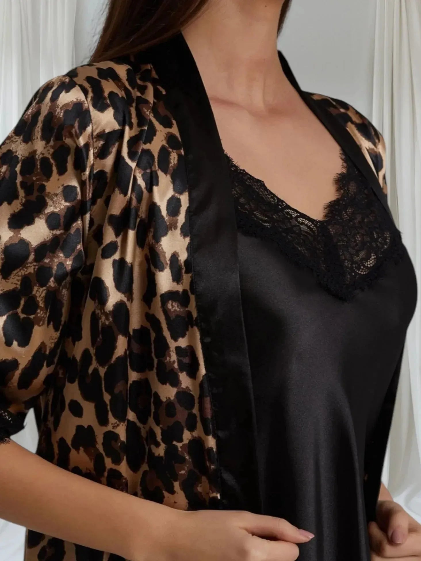 Ensemble léopard : détail du tissu satiné