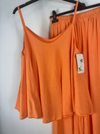 Ensemble Nora orange avec top à bretelles, vue sur cintre