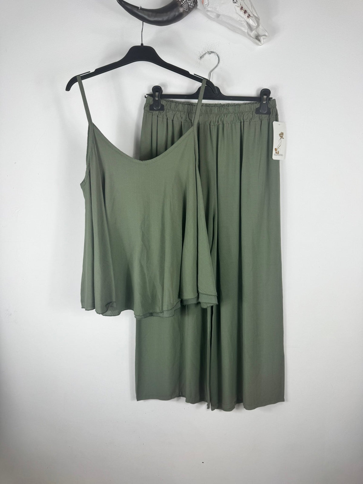 Ensemble Nora kaki avec débardeur trapèze et pantalon fluide