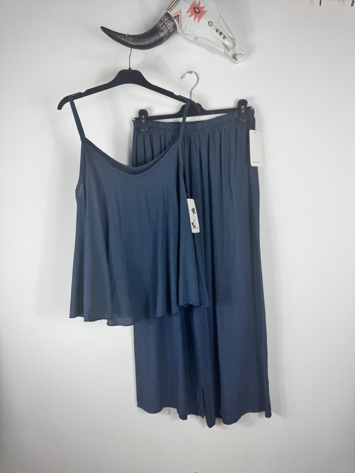 Ensemble Nora marine en viscose, vue sur cintre