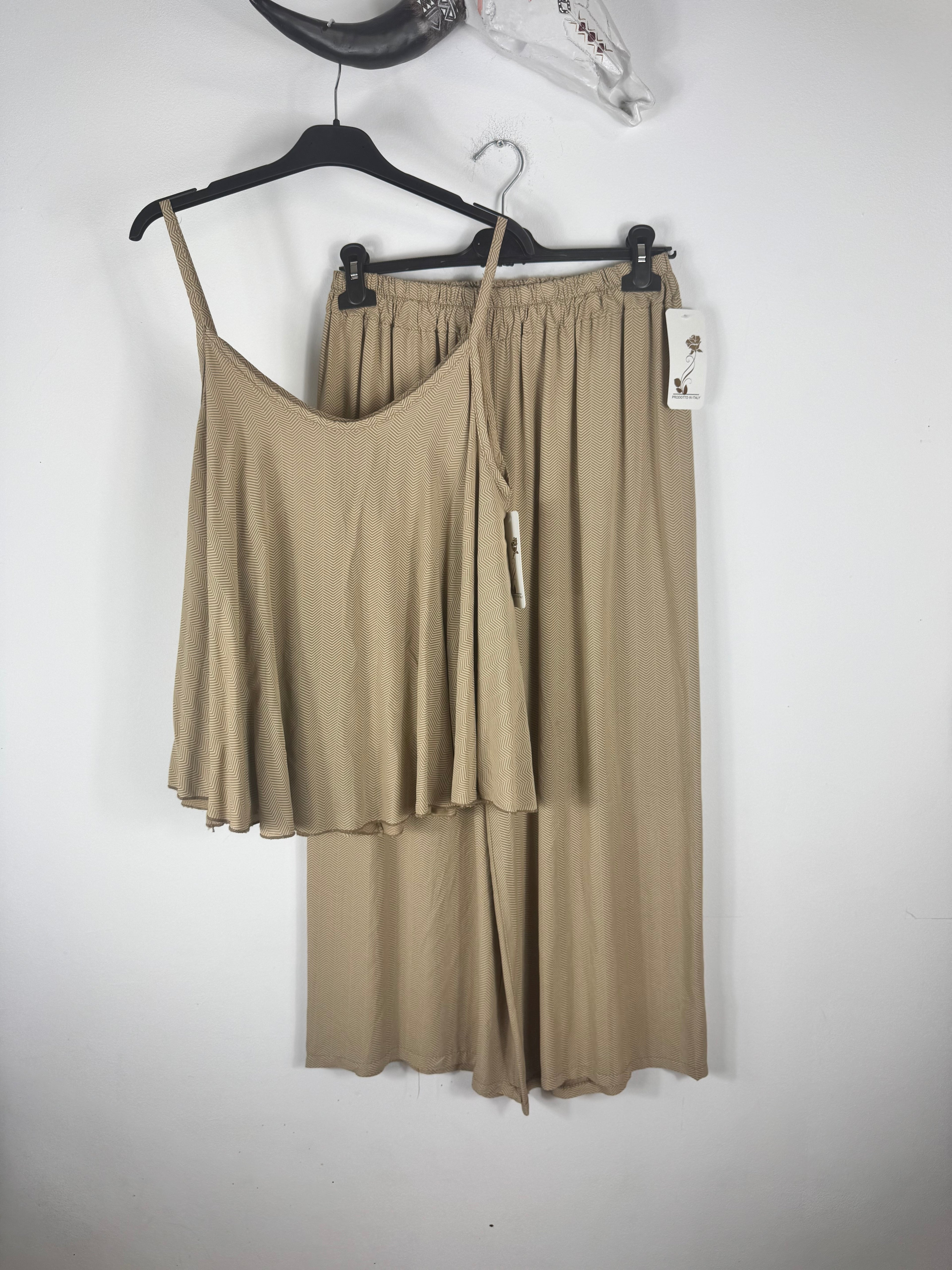 Ensemble Nora en viscose composé d'un débardeur à bretelles et d'un pantalon fluide jambes larges