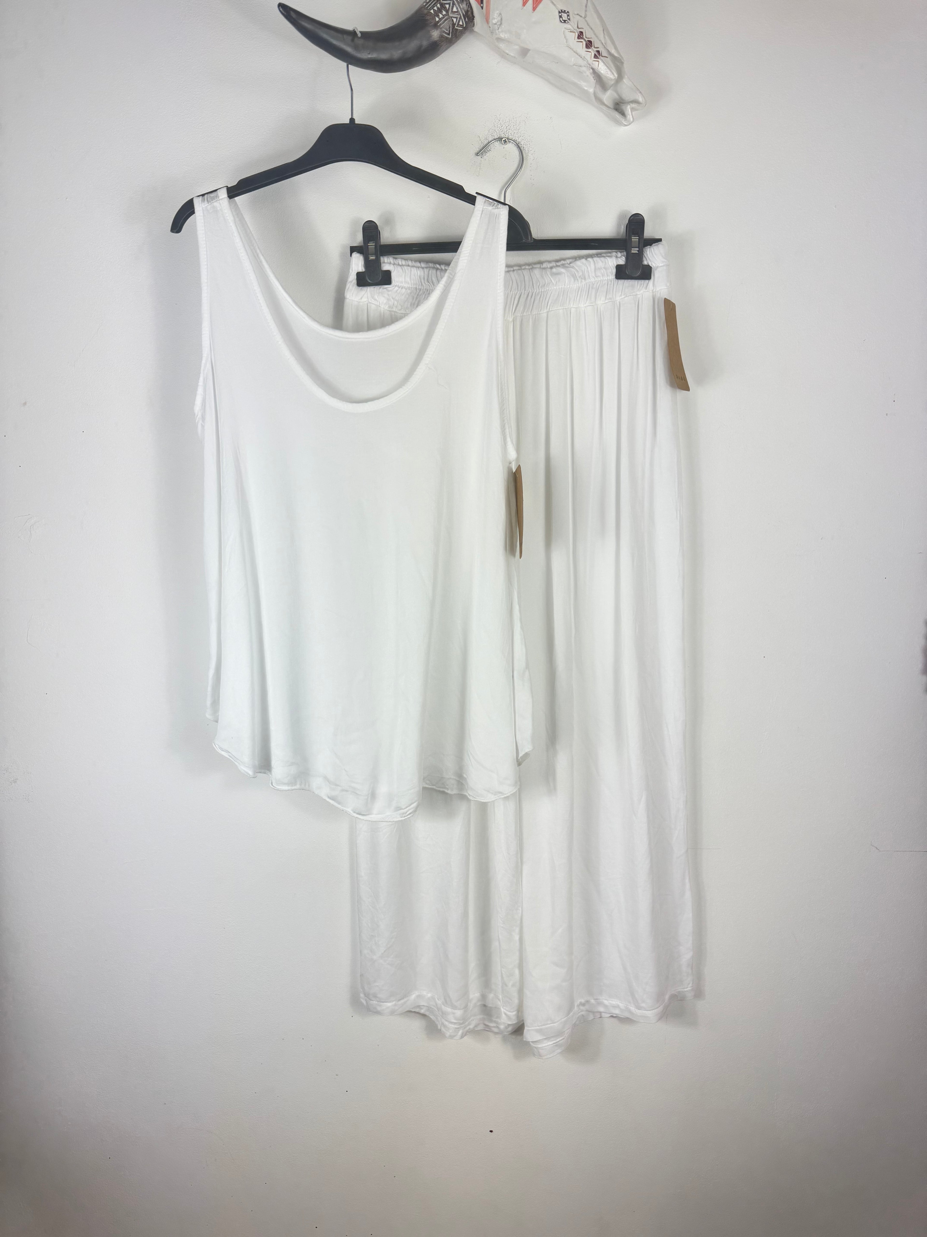 Ensemble fluide femme Made in Italy avec pantalon jambes larges et débardeur trapèze couleur blanc