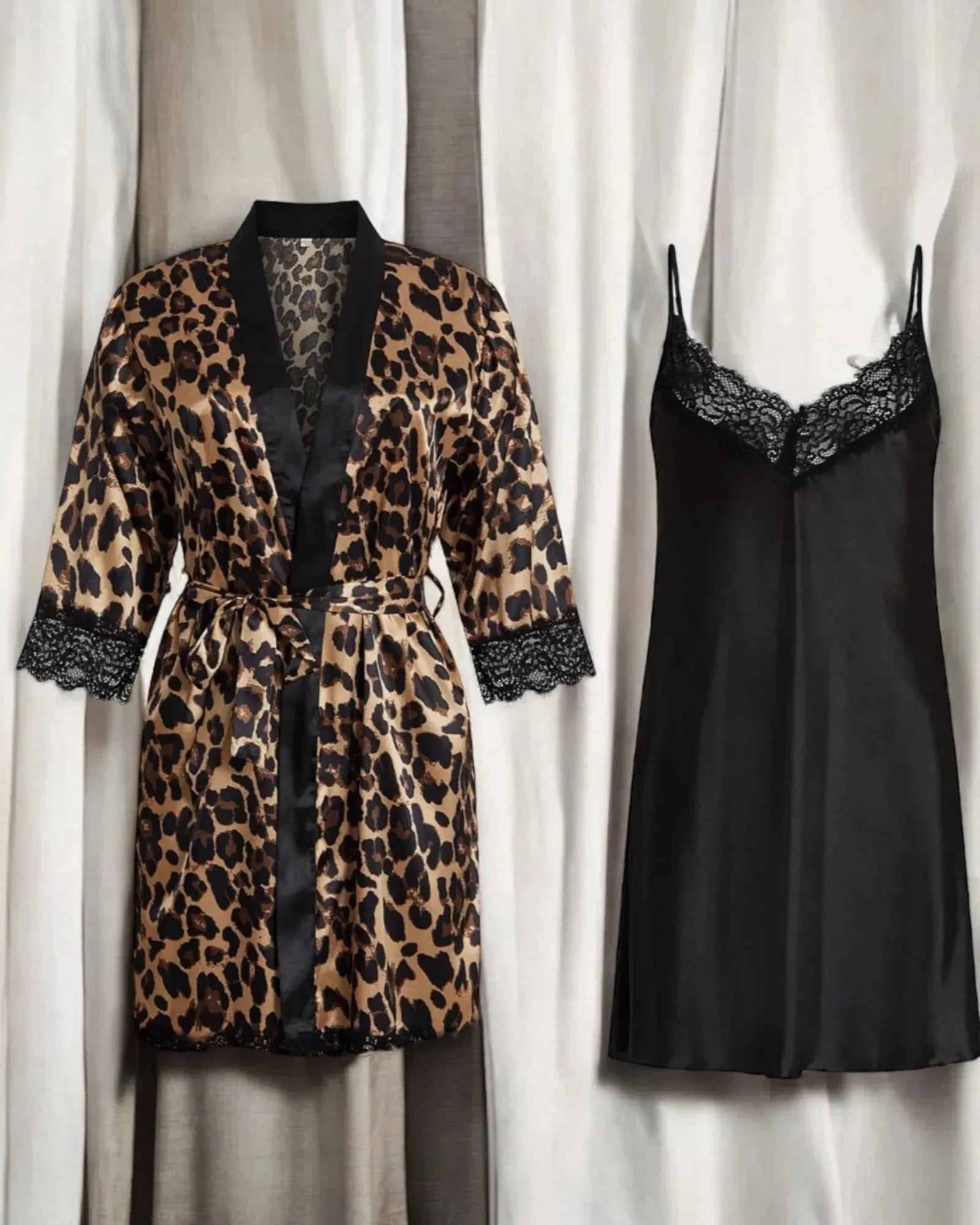 Ensemble lingerie léopard complet, nuisette et peignoir coordonnés