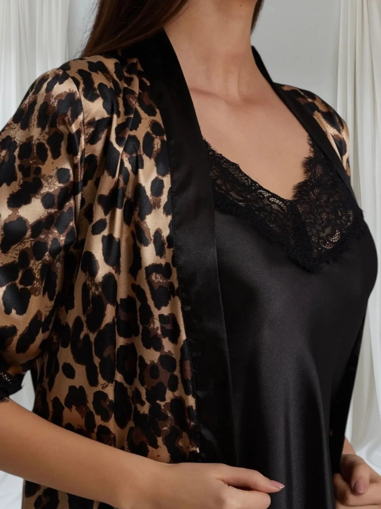 Détail tissu satin léopard, ensemble peignoir nuisette luxueux