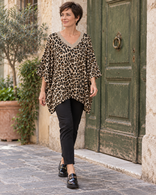 Pull Felina beige et noir porté, vue en pied — mise en scène générée par IA.