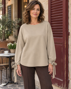 Sweat Fiocco beige porté, vue rapprochée de face — mise en scène générée par IA.
