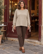 Sweat Fiocco beige porté, vue en pied — mise en scène générée par IA.