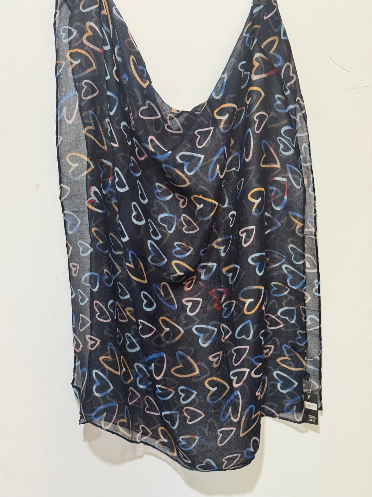 Foulard Batticuore marine à cœurs multicolores présenté déployé