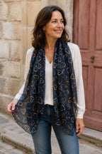 Femme portant le foulard Batticuore marine 135 x 82 cm à cœurs colorés, drapé long autour du cou