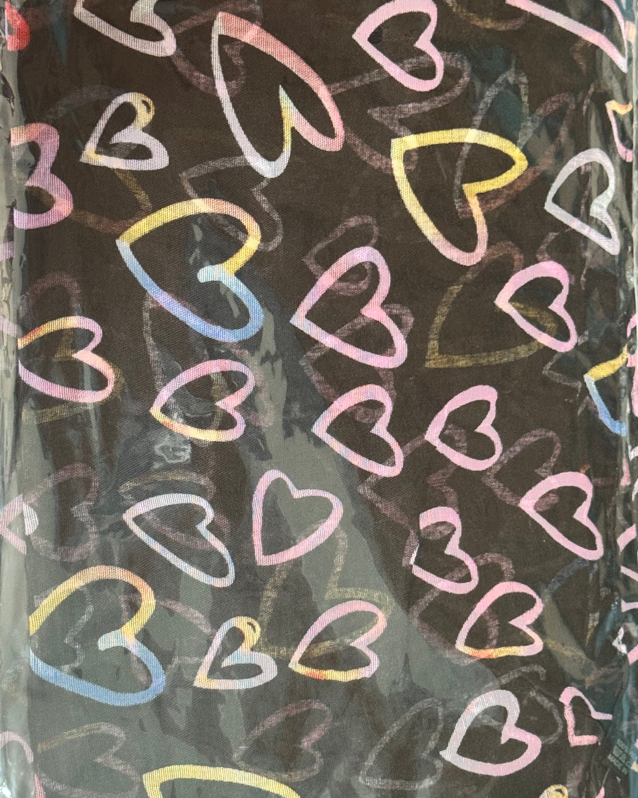 Foulard Batticuore noir à motif cœurs multicolores en détail