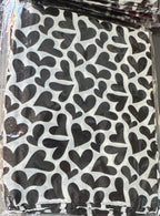 Foulard Cuori blanc à cœurs noirs présenté plié