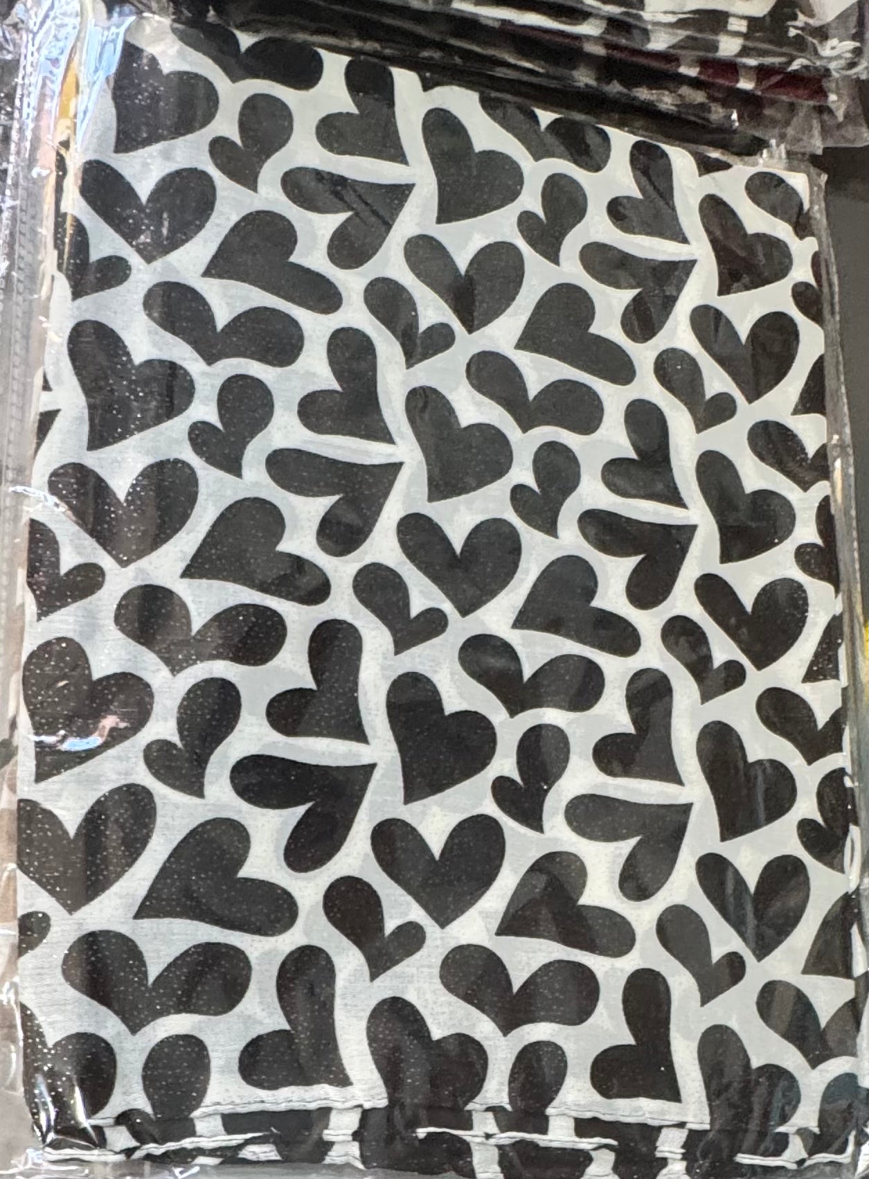 Foulard Cuori blanc à cœurs noirs présenté plié