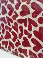 Détail des cœurs rouges et des touches pailletées du foulard Cuori blanc