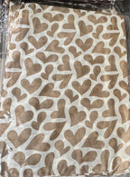 Foulard Cuori camel à motif cœurs présenté plié