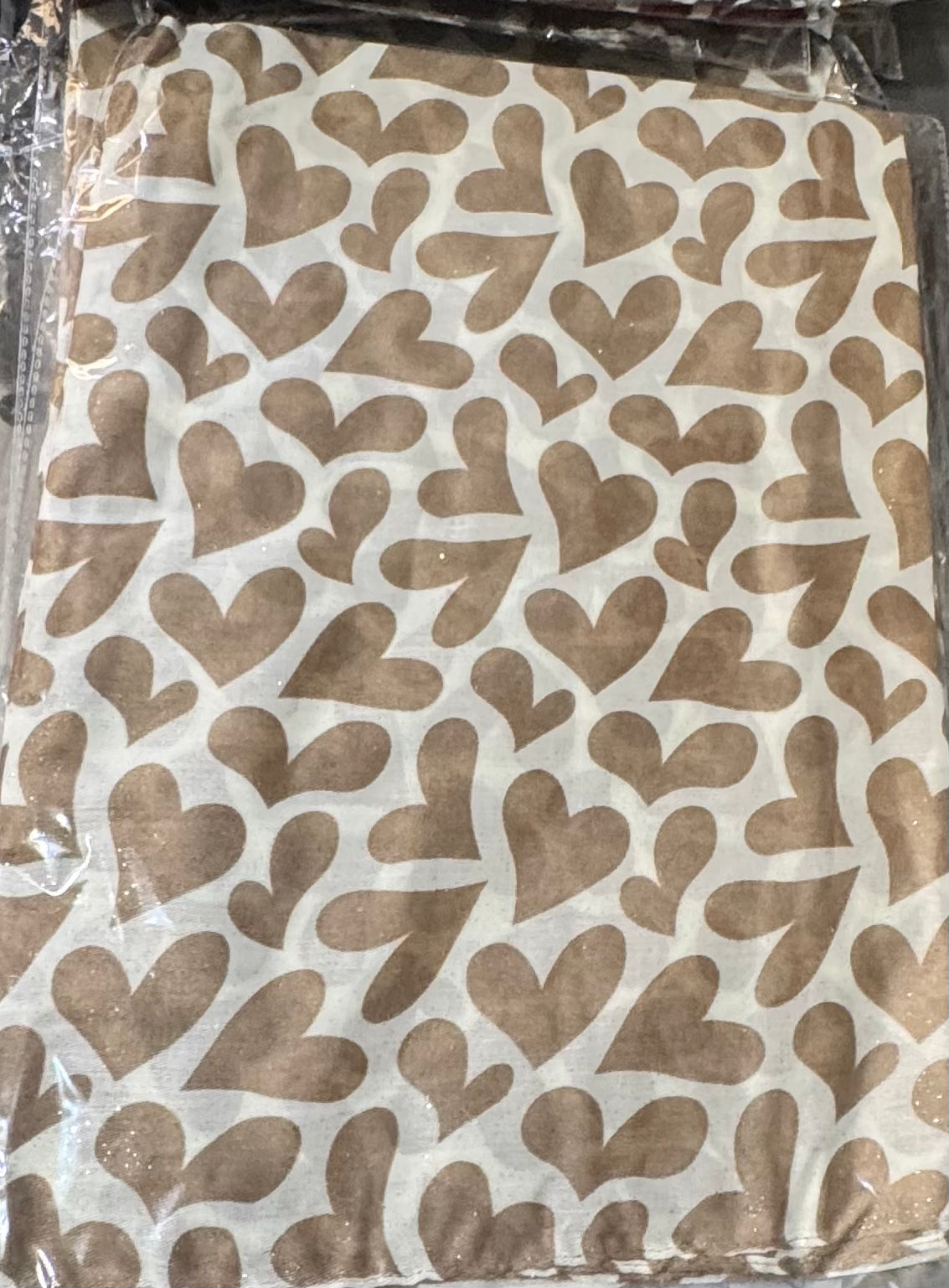 Foulard Cuori camel à motif cœurs présenté plié