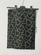 Foulard Cuori kaki à cœurs noirs pailletés présenté à plat