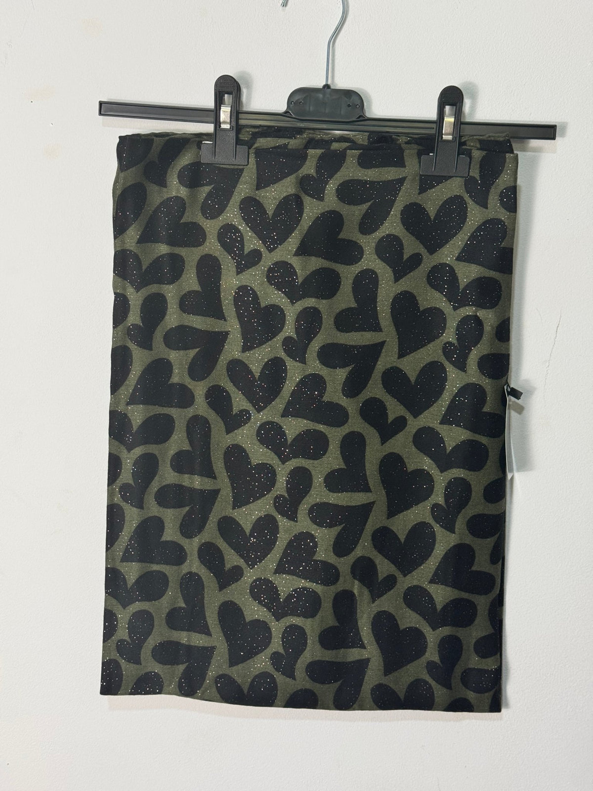 Foulard Cuori kaki à cœurs noirs pailletés présenté à plat