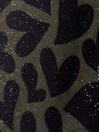 Détail des cœurs noirs et des touches pailletées du foulard Cuori kaki